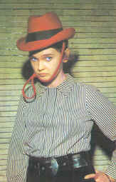 Portraits -3- '60 - Margareta bluza cu dungi.jpg (120381 bytes)