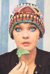 Portraits -7- '70 Margareta cu ciupilica multicolora.jpg (87715 bytes)